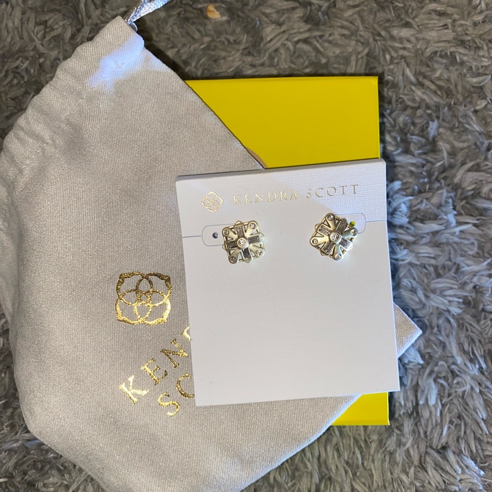 Kendra Scott Maddie studs GUC rare